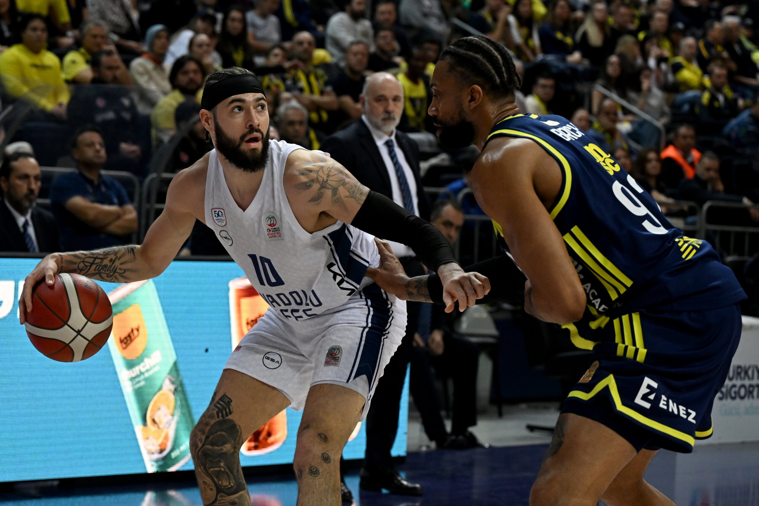 Fenerbahçe derbiyi kazandı, Laso’yu ilk maçında üzdü