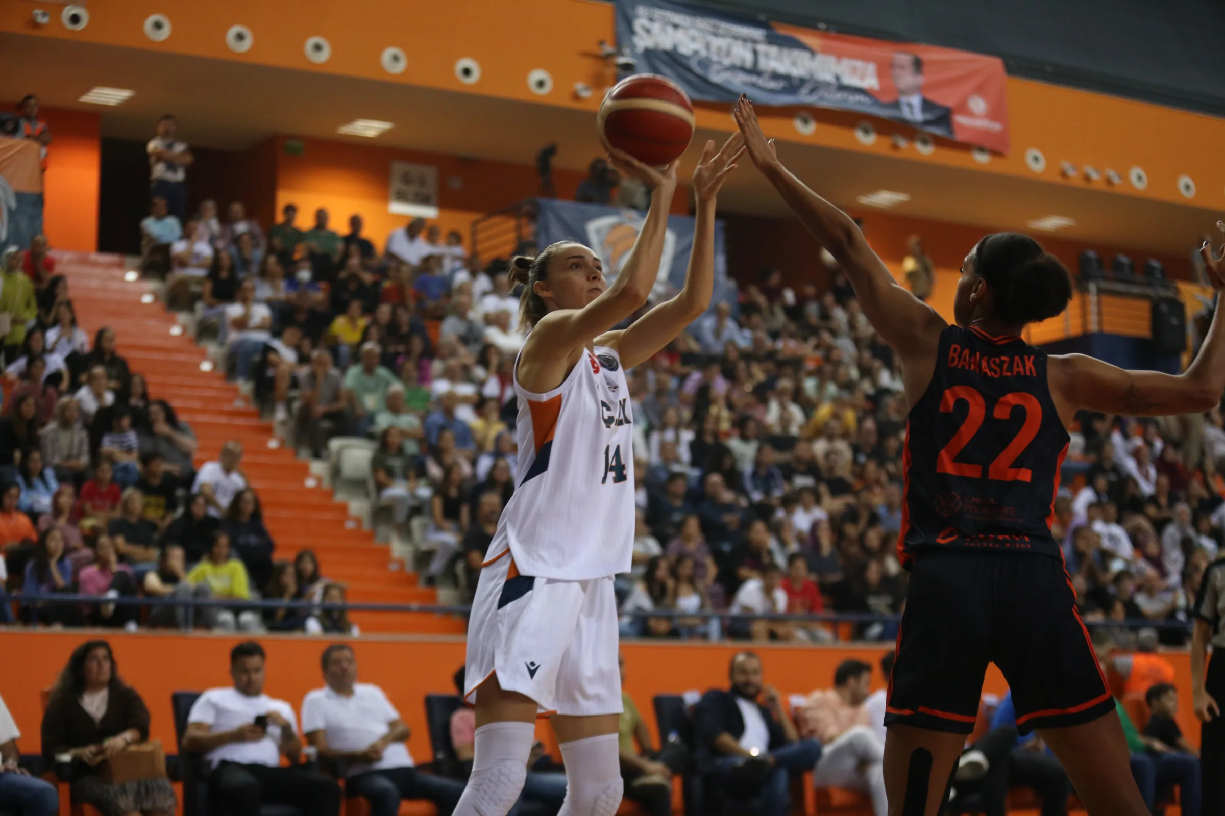 Eşlerden biri Efes’te biri Fenerbahçe’de