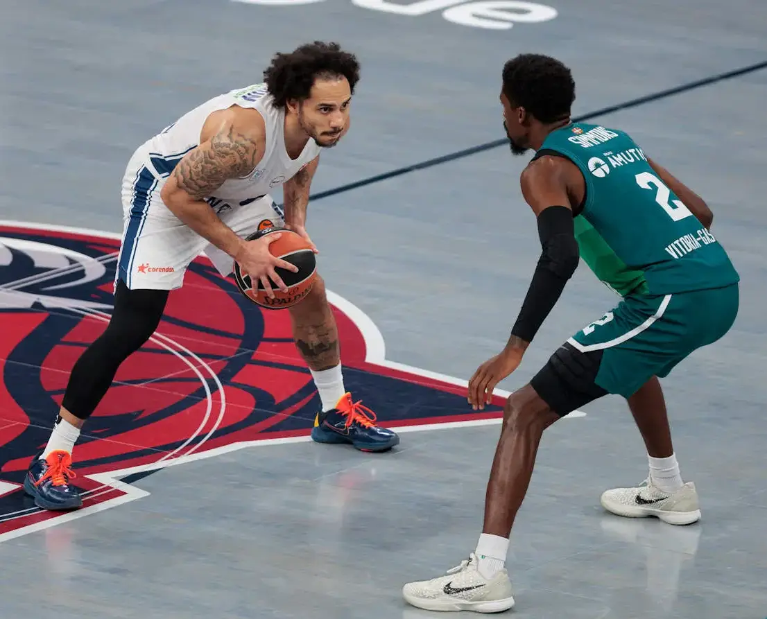 Shane Larkin dönüyor