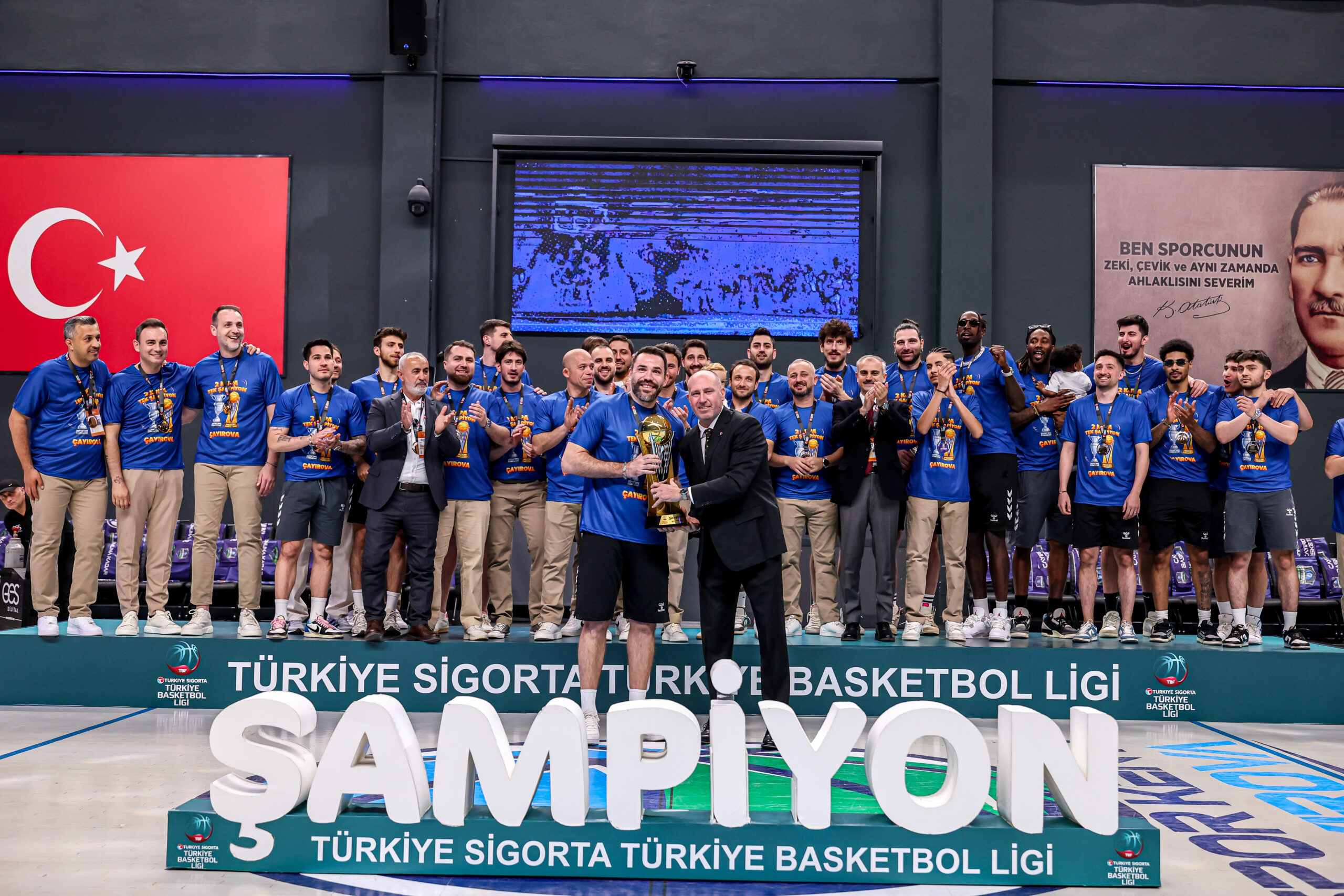 Çayırova Belediyesi kupasına kavuştu