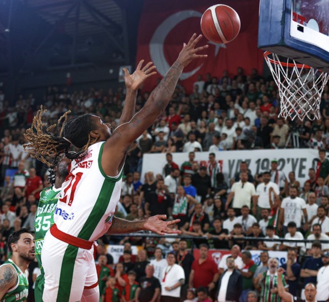 FİLM GİBİ SON: KARŞIYAKA SON SANİYE ATTI, MERSİN SPOR KÜME DÜŞTÜ