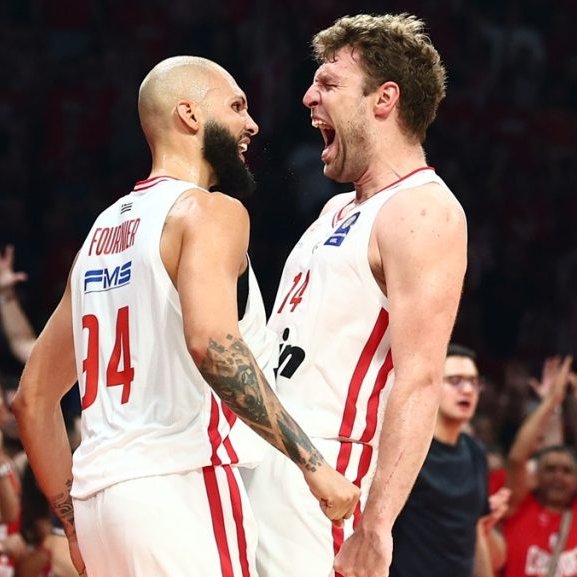 Olympiakos bir kez daha öne geçti